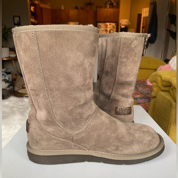 Unique UGG boots. Size 6 - Picture 4 of 9